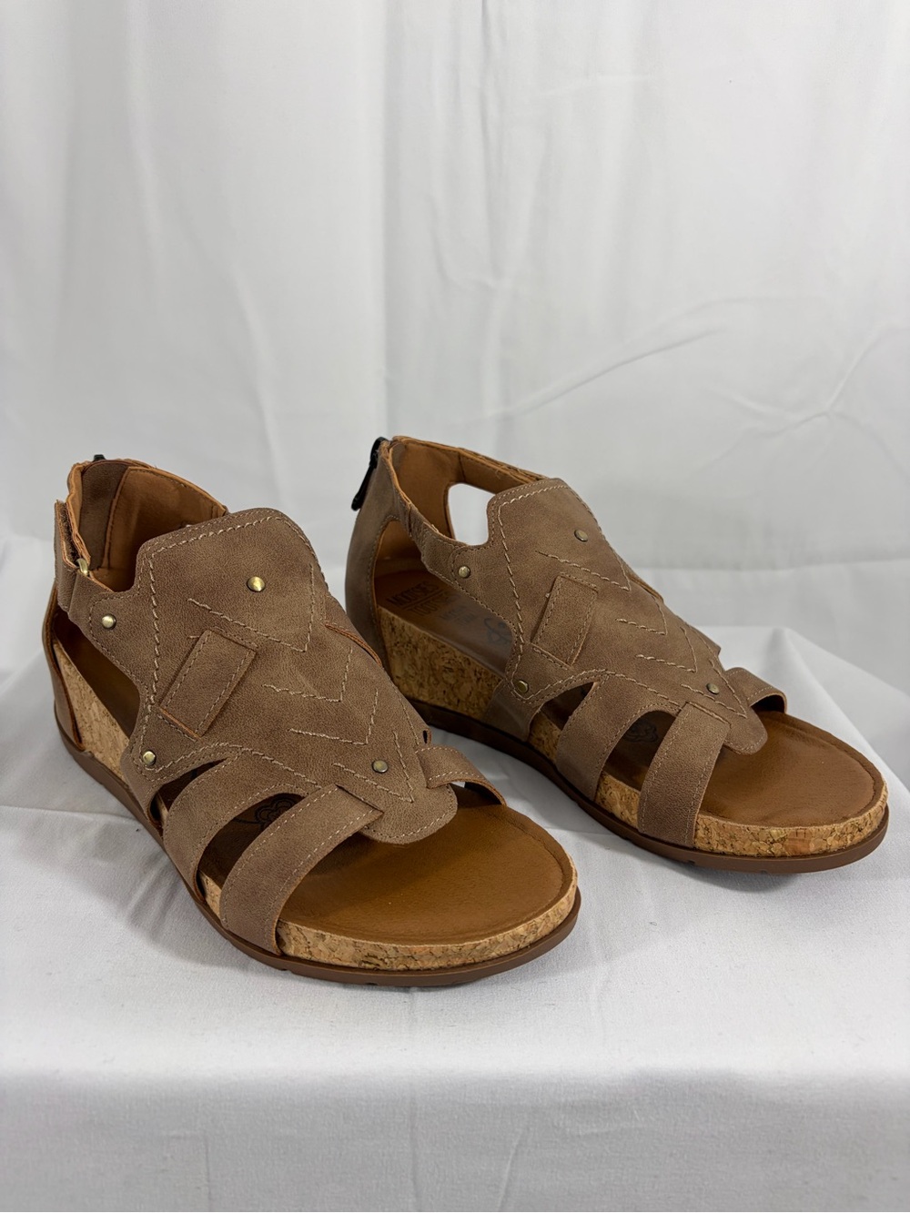 NWT Mootsies Tootsies Women's Size 8.5 Tan Suede Wedge Sandals